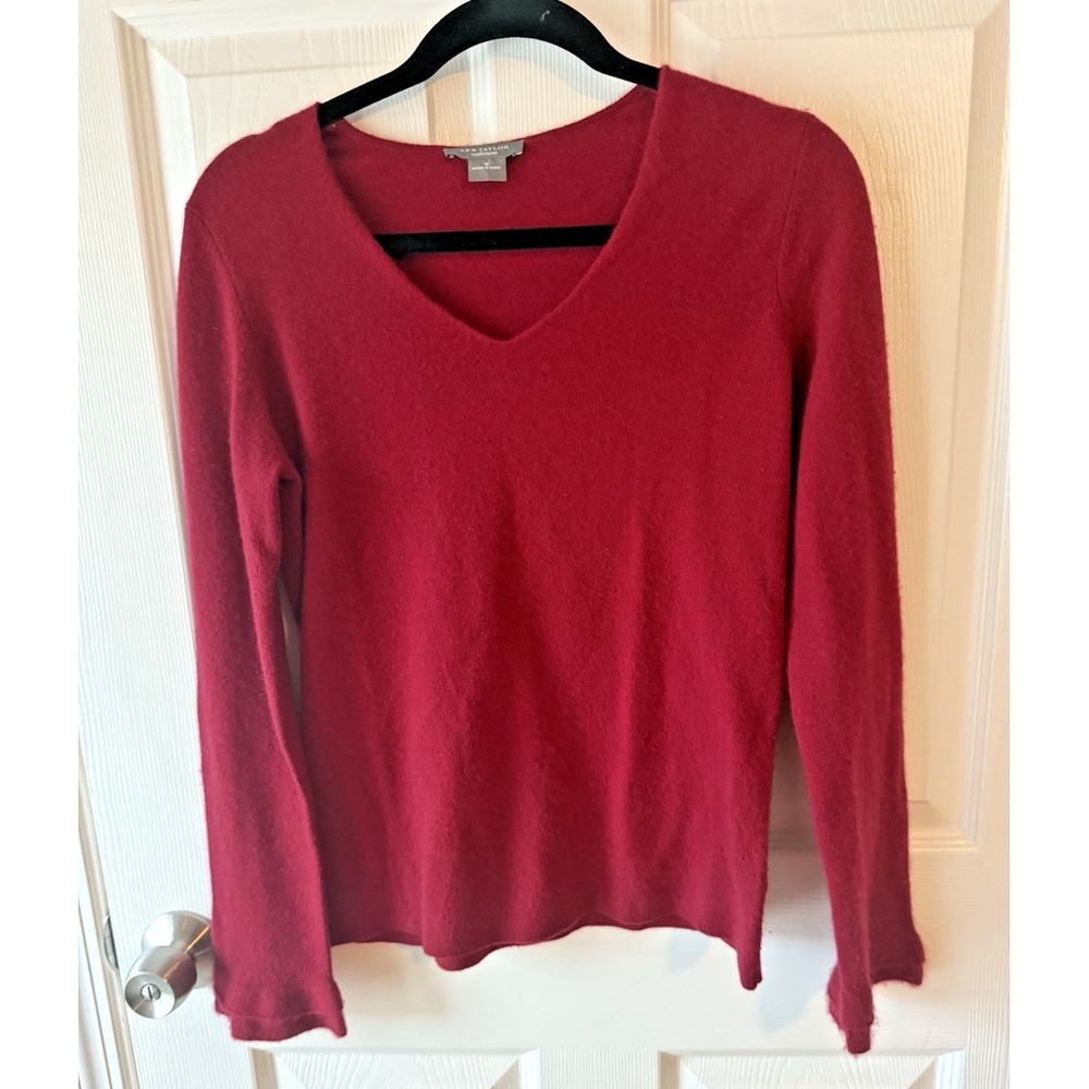 100% Cashmere Red Long Sleeve V-Neck Sweater Winter Cozy Soft Ann Taylor Medium - Picture 1 of 4